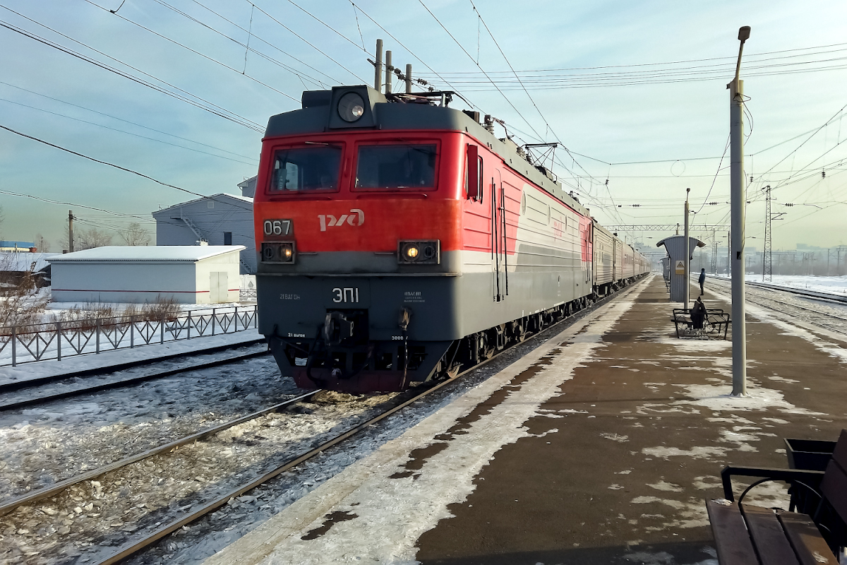 ЭП1-067 с пассажирским поездом смотреть онлайн