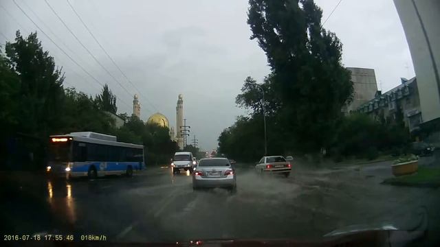 Алма-Ата. Гроза. Потоки воды на дорогах. Nissan Juke смотреть онлайн