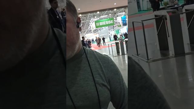 Посетитель выставки Woodex 2019 делиться своими планами и впечатлениями смотреть онлайн