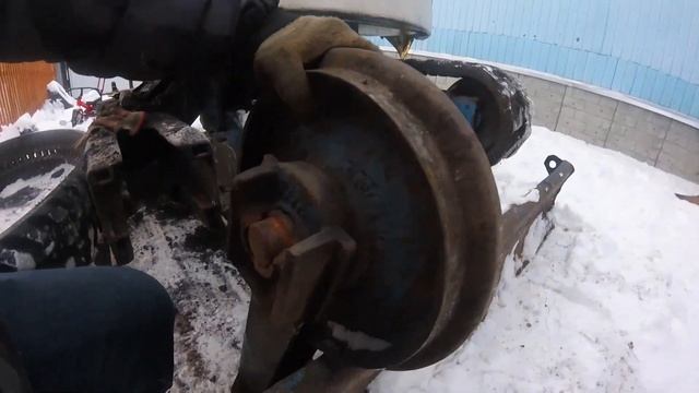 Японский мини экскаватор Kubota. снимаем гусеницы. Проверяем ленивец. смотреть онлайн