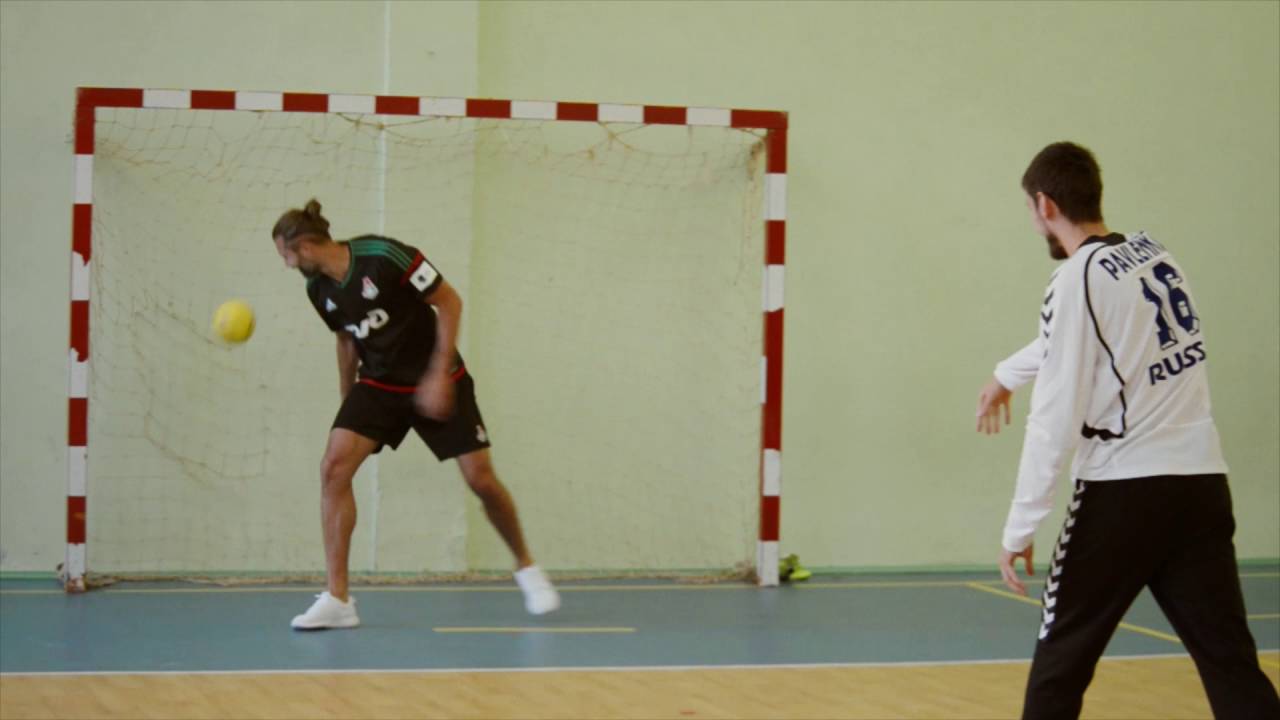 Вратарь ФК 'Локомотив' пробует себя в гандболе! смотреть онлайн