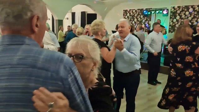 11 listopada 2023 'Daj mi nogę, bo bez nogi żyć nie mogę!' Taka atmosfera tylko w Złotym Dworze! смотреть онлайн