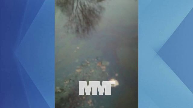 Лужа со следами топлива бежит в огород смотреть онлайн