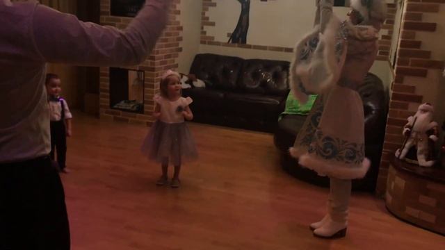 Дед Мороз и Снегурочка в гостях у Кристины и Захара смотреть онлайн