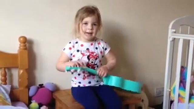 Holly plays Ukelele and sings Gangnam Style смотреть онлайн