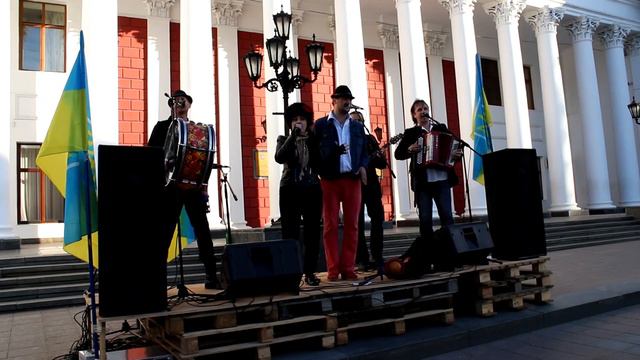 Гурт "Вертеп" на майдані в Одесі. "Ось, куля просвистiла". смотреть онлайн