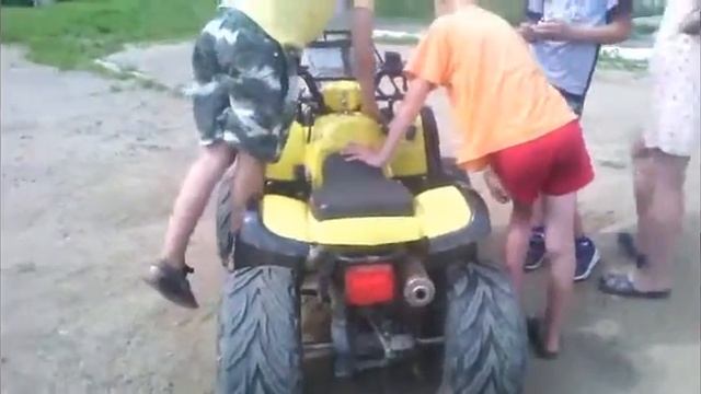 Квадрацикл пытается меня задовить!!!обзор на квадрацикл