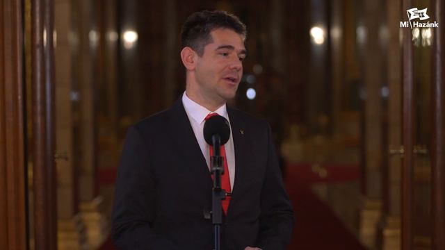 Felajánlja egy évi jövedelmét társadalmi célra Novák Előd смотреть онлайн