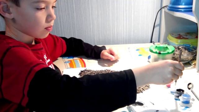 Осенняя Поделка Ежик из семечек. hedgehog made by hand смотреть онлайн