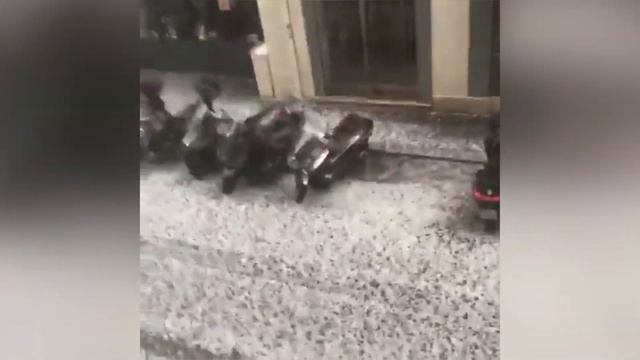 11 minutes ago! Historic hailstones stopped France! 55,000 people in Paris were left on the street! смотреть онлайн