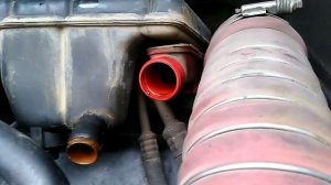 СЕРЫЙ DAF-XF95.Установка водяного насоса и термостата.Дальнобой, ремонт и снег.