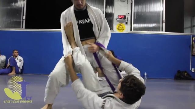 Training at Gracie Tijuca: Jiu-Jitsu in Rio de Janeiro смотреть онлайн