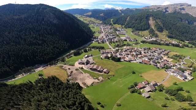 Sassongher to Corvara Wingsuit Flight смотреть онлайн