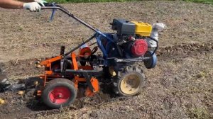 Работа картофелекопалки для мотоблока КВМ-02 «Целина»