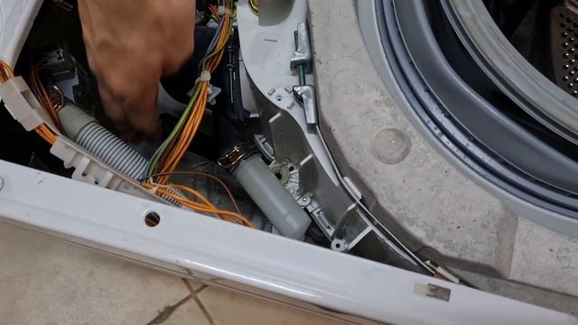 Стиральная машина Бош скачет и не сливает воду, или как заменить насос и амортизаторы! смотреть онлайн