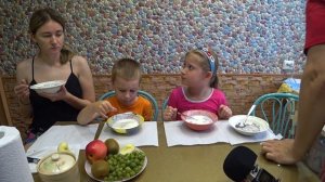 СЕМЕЙНЫЙ МУКБАН КЕФИР С ОТРУБЯМИ И МЁДОМ | FAMILY MUKBANG KEFIR WITH BRAN AND HONEY #mukbang #kefir