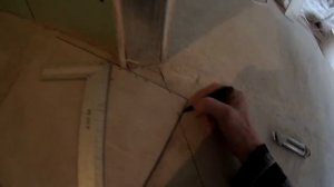 Правильная раскладка плитки на полу ванной комнаты.