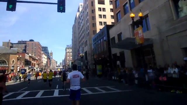 Google Glass, runner's-eye view of the 2014 Boston Marathon finish. смотреть онлайн