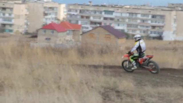 Мотокросс Фео тренируем повороты смотреть онлайн