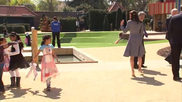 Kate opens Magic Garden at Hampton Court Palace смотреть онлайн