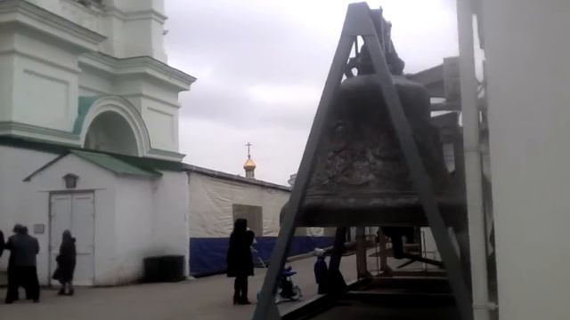 Дети прихожан слушают звон колоколов Ростовского собора смотреть онлайн