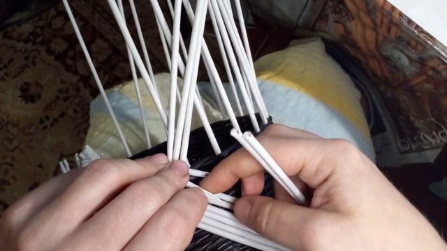 Загибка "Коса" из газетных трубочек. смотреть онлайн