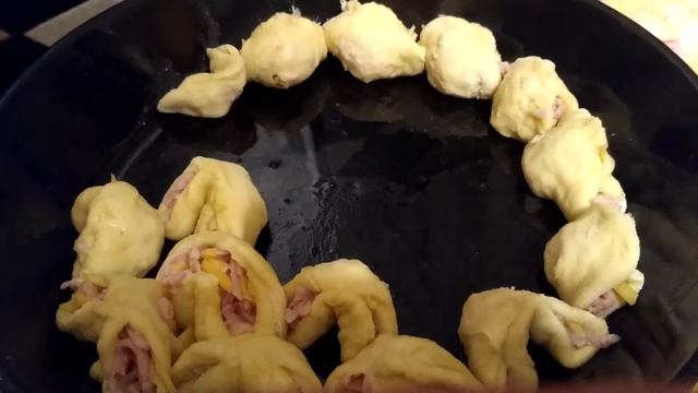 Мясной Пирог из дрожжевого теста с сыром и ветчиной. смотреть онлайн