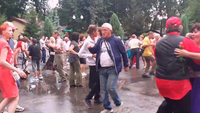 СОНЦЕ ЛАСКАВЕ ЗЕМЛЮ ГОЛУБИТЬ! ТАНЦЫ В ПАРКЕ ГОРЬКОГО ХАРЬКОВ СЧАСТЛИВЫЕ ДНИ смотреть онлайн