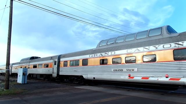 Grand Canyon Railway Train Gives Special Horn Action смотреть онлайн
