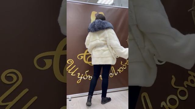 Шуба норковая, мех канадский, модель "Летучая мышь", капюшон из меха чернобурой лисы, цвет жемчуг смотреть онлайн