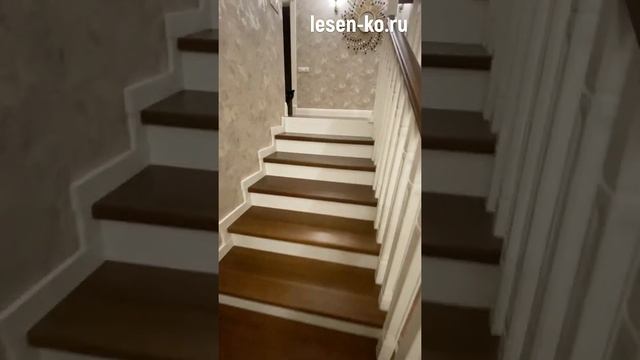 Деревянная П-образная лестница с площадкой. Под лестницей дверки и особый домик для кошек смотреть онлайн