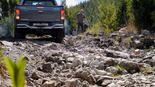 Toyota Hilux vs VW Amarok 4x2 Test | Grabouw 4x4 Trail смотреть онлайн