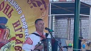 Гармонист Василий Гордеев с казачьей песней