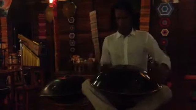 Омар Хайме играет на hang смотреть онлайн