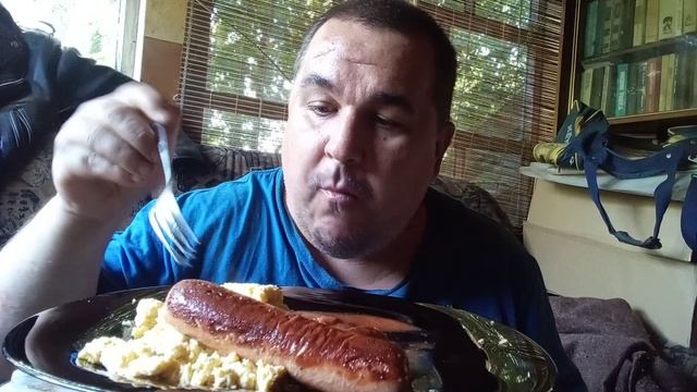 Обжор - жареные сосиски с омлетом на простокваше