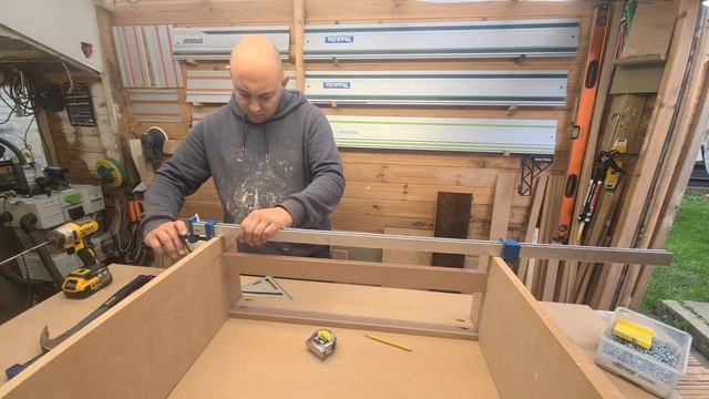 Build A Simple MDF Cabinet смотреть онлайн