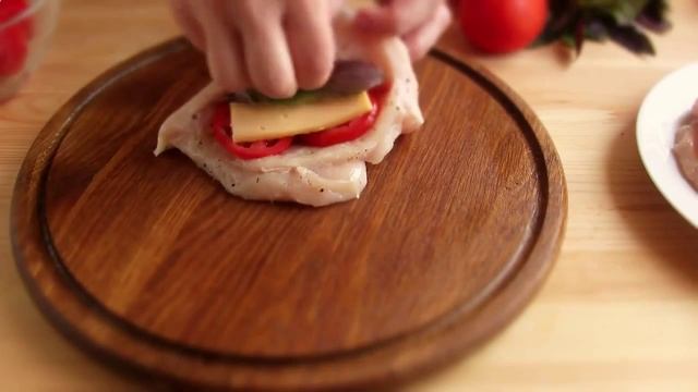 Куриное филе, запеченное с сыром и помидорами! Быстро и очень вкусно! смотреть онлайн