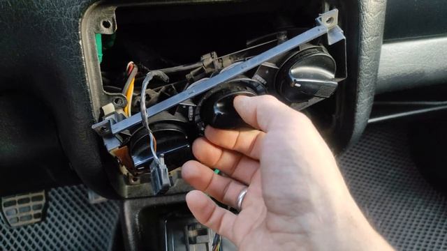 ЗАМЕНА ЛАМПОЧКИ ПОДСВЕТКИ ПЕЧКИ | GOLF 3 смотреть онлайн