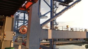 Процесс погрузки контейнеров на морской контейнеровоз