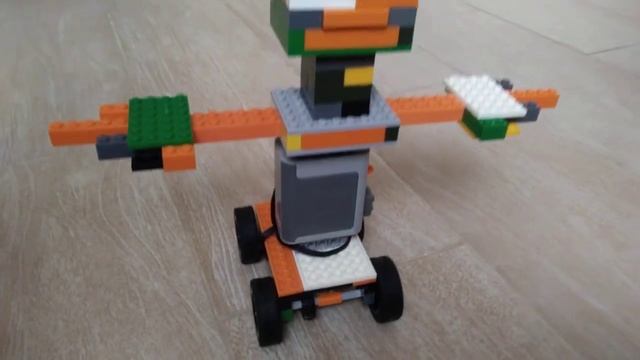 Робот из деталей LEGO смотреть онлайн