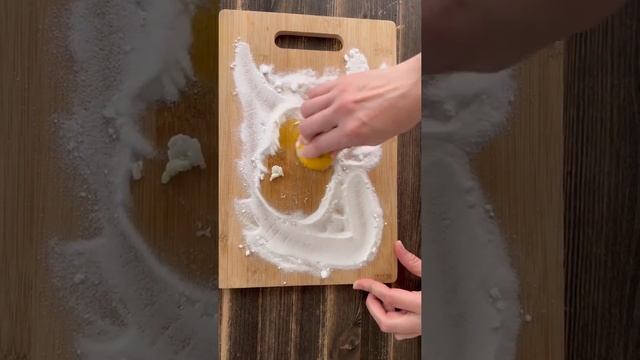 Как очистить ДЕРЕВЯННУЮ разделочную ДОСКУ #Shorts смотреть онлайн