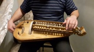 Колесная лира с Авито, пробуем что-то сыграть.