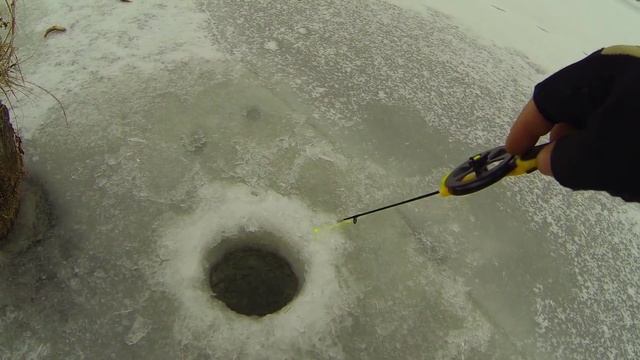 Рыбалка зимой. Ловля окуня на безмотылку от Михалыча смотреть онлайн