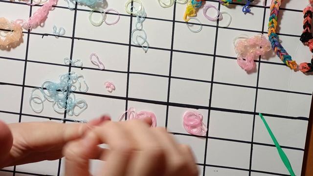 Делаем браслет и наполовину кольцо -из резинок для плетения смотреть онлайн