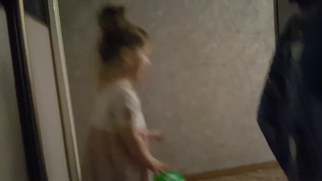 Играем с Алисой в прятки и догонялки смотреть онлайн