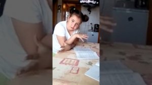 Мама ругает ребенка