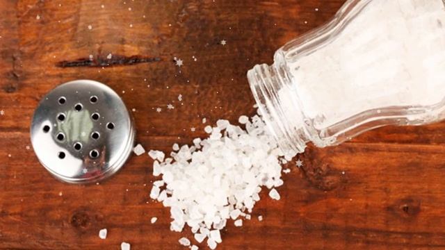 Посыпать соль на порог.Зачем сыпать соль на порог.Магия соли.Как с помощью соли избавится от пробле смотреть онлайн