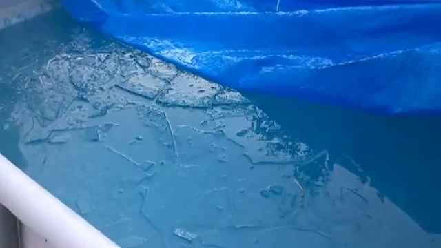Бассейн остыл. Вода + 0,5 градусов. Попробуем нырнуть. смотреть онлайн