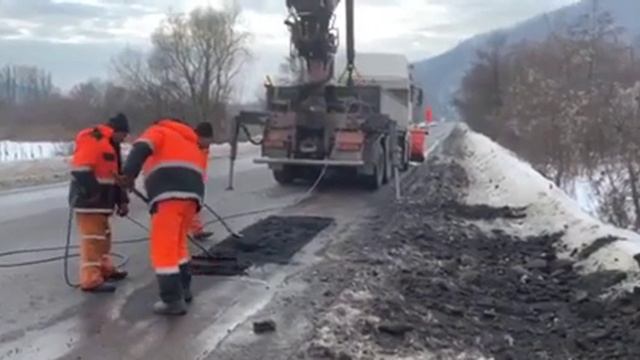 Ремонт траси Київ-Чоп неподалік Сваляви смотреть онлайн