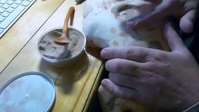 Заделка отверстий в деревянной вазе с помощью цианакрилата, древесной муки и пищевой соды смотреть онлайн